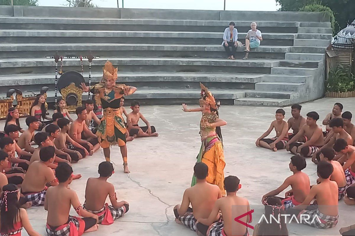 Menikmati Kecak tradisional dan kontemporer di Bali