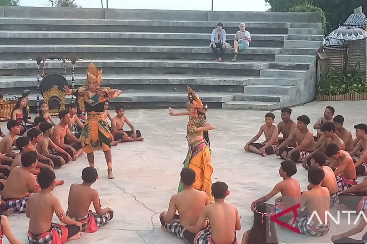 Menikmati Kecak tradisional dan Kecak kontemporer di Bali