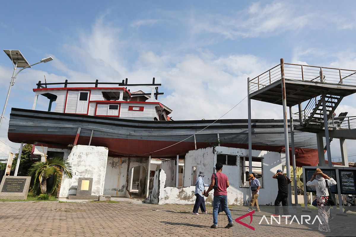 FOTO - Kunjungan wisman ke situs tsunami kapal atas rumah