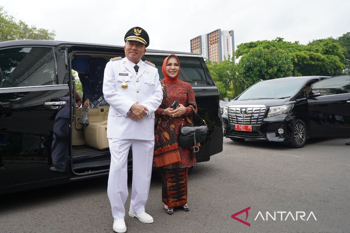 H Muhidin melambaikan tangan kepada sejumlah wartawan