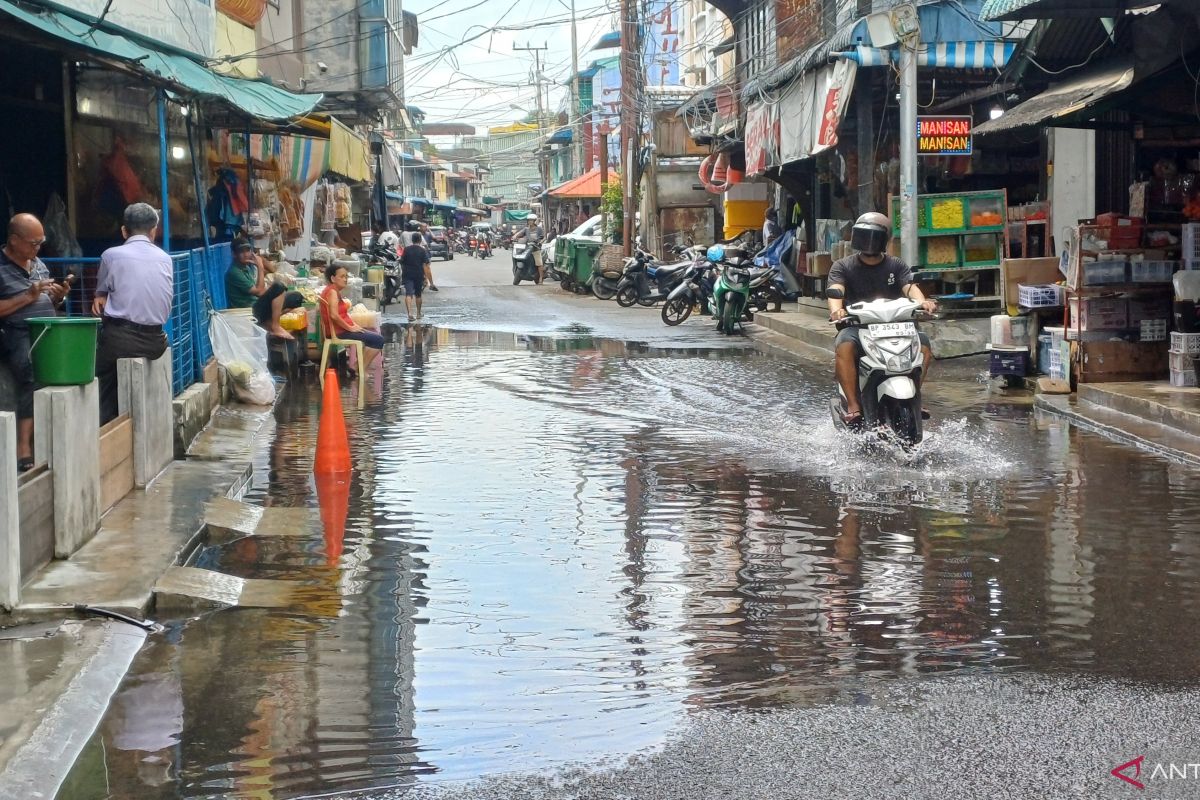 Banjir rob rendam sejumlah ruas jalan hingga pertokoan di Tanjungpinang