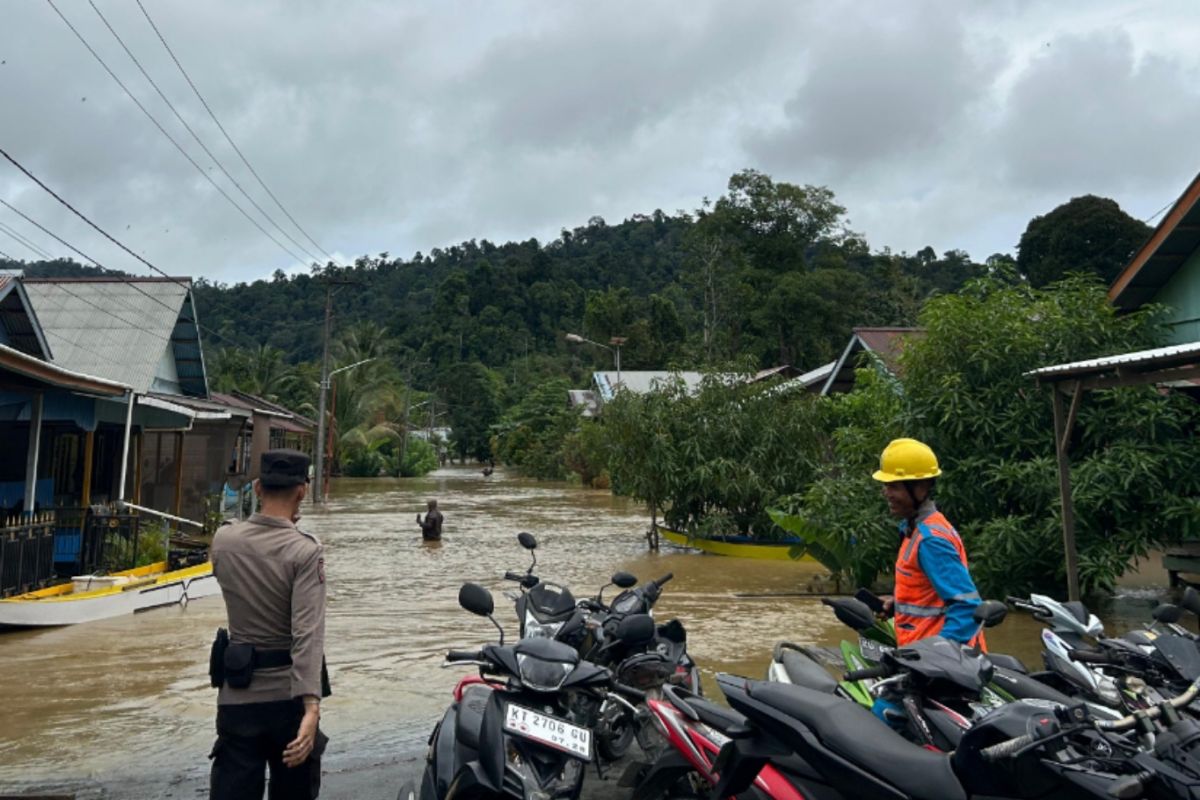 Kepolisian evakuasi korban banjir Sekatak