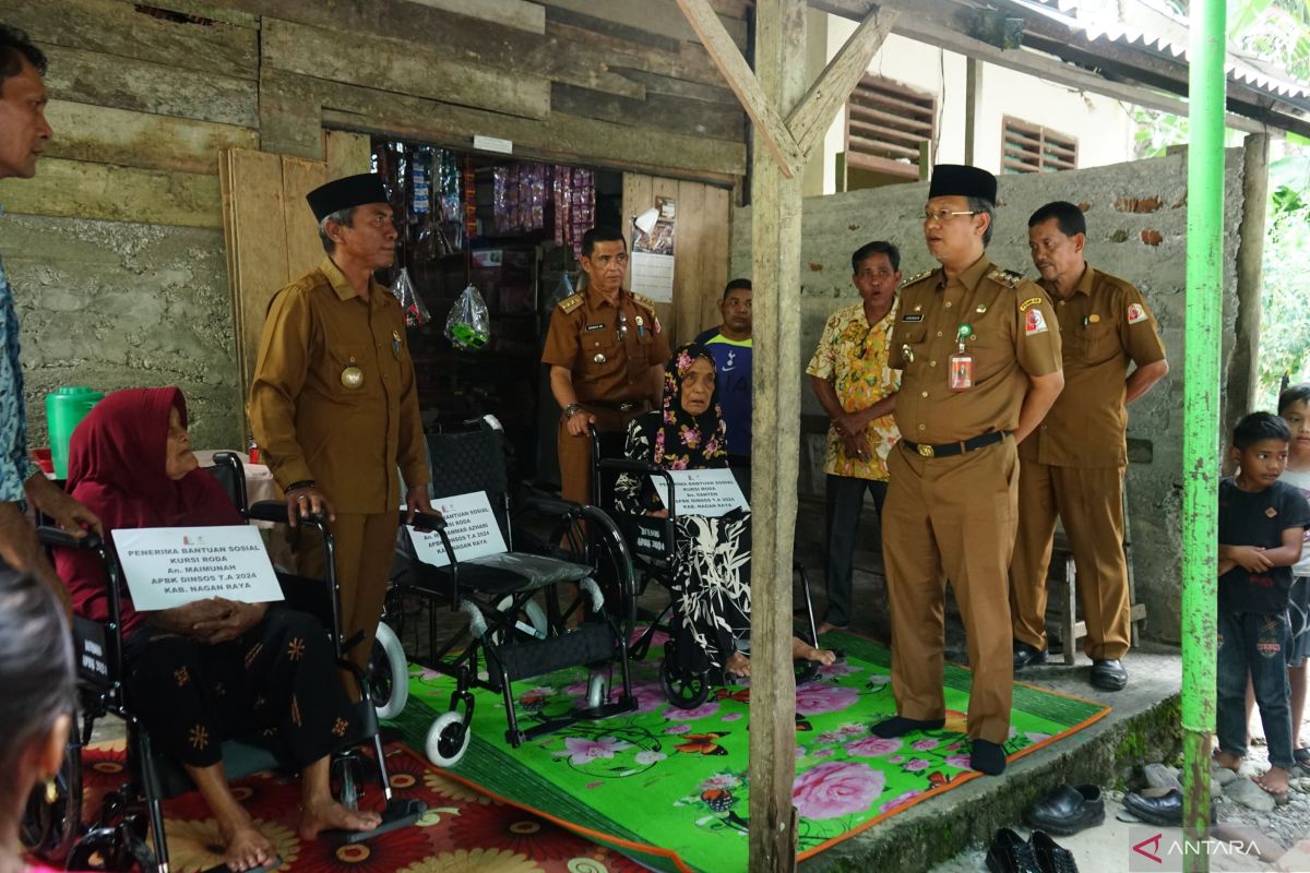 Pemkab Nagan Raya salurkan bantuan kursi roda untuk disabilitas dan lansia, begini tanggapan warga