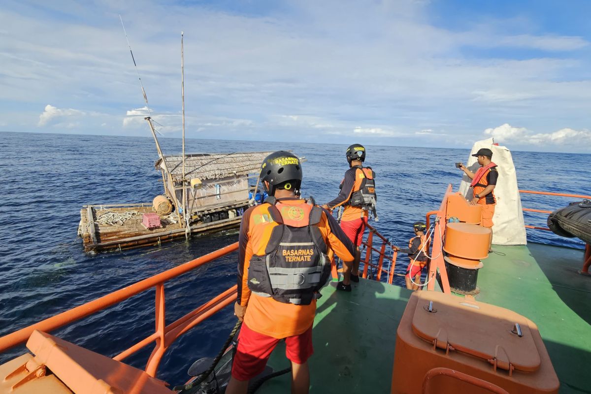 Basarnas Ternate dan Tim SAR selamatkan penjaga rumpon yang sempat hanyut