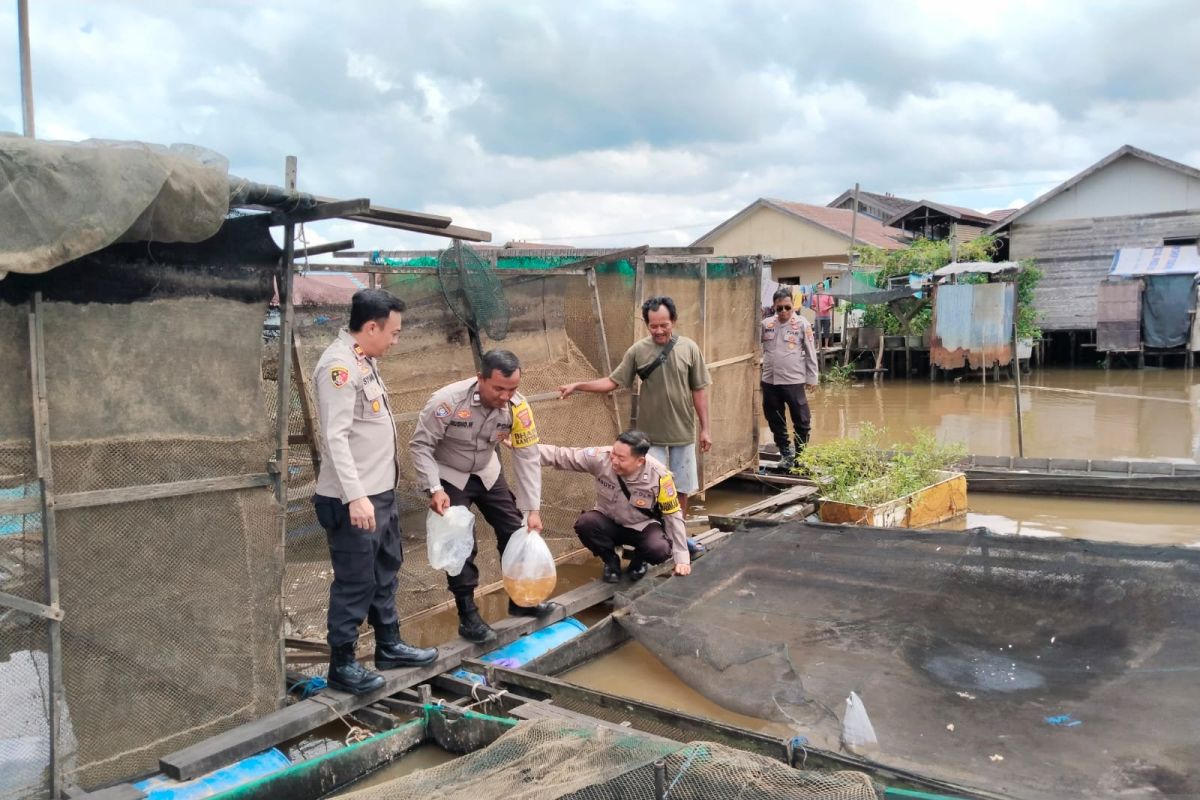 Polsek Banjarmasin Timur bantu pembudidaya ikan alami gagal panen