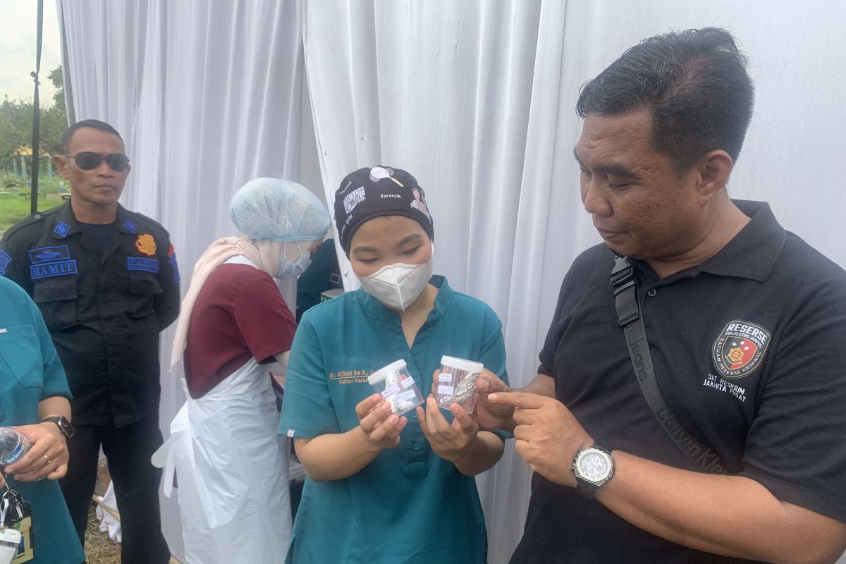 Polisi: Forensik ambil beberapa bagian dari jasad bayi saat ekshumasi