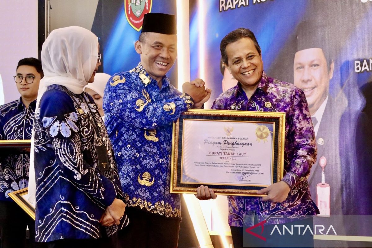 Pemprov Kalsel anugerahi 13 daerah Dukcapil Award guna tingkatkan Adminduk