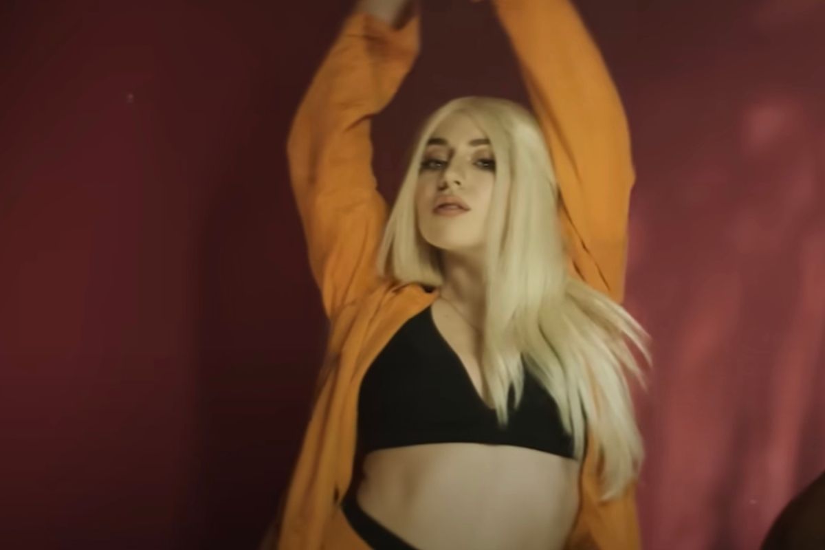 Lirik lagu "Christmas Without You" oleh Ava Max