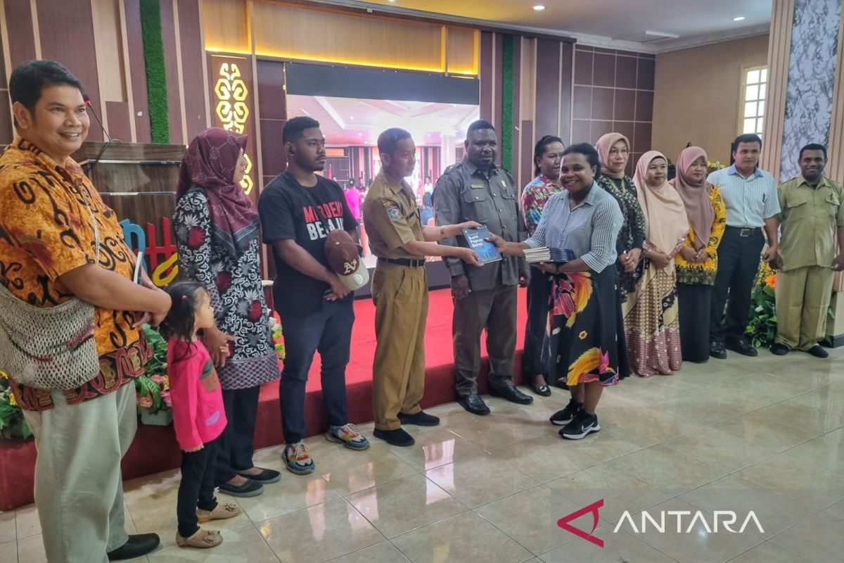 YPMK-Akademisi Unipa luncurkan buku Dongeng dari Bumi Papua Barat