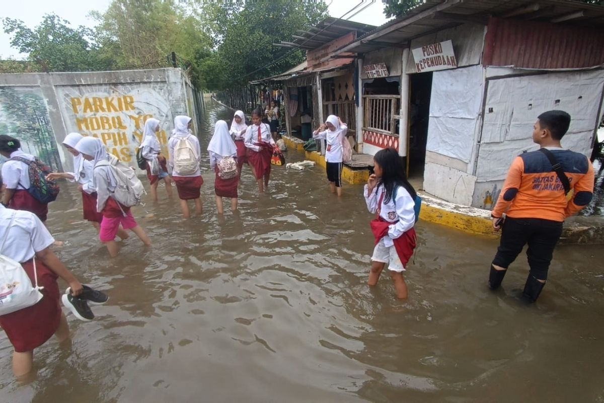 Korban banjir rob di Marunda Pulo mengaku belum dapat bantuan