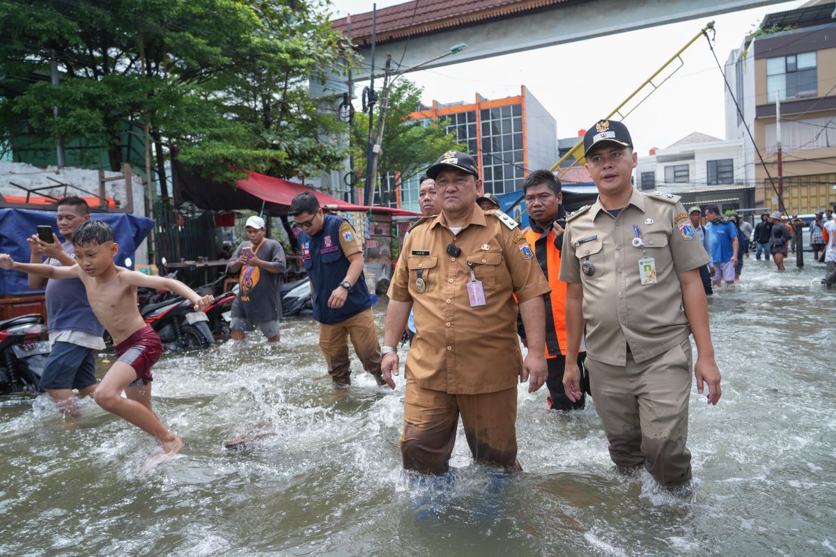 Jakarta Utara salurkan bantuan sembako bagi warga terkena dampak rob