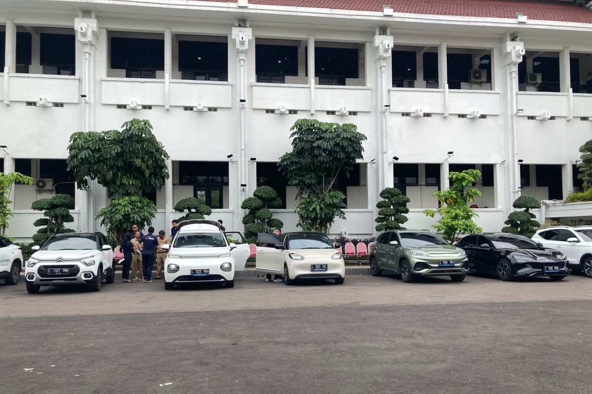 Pemkot Surabaya datangkan lima unit mobil listrik sewa