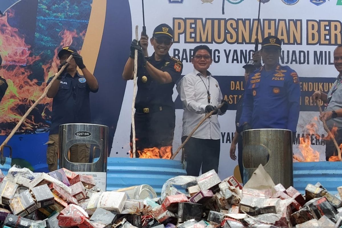 Bea Cukai Sumbagtim musnahkan 23,9 juta rokok senilai Rp24 miliar