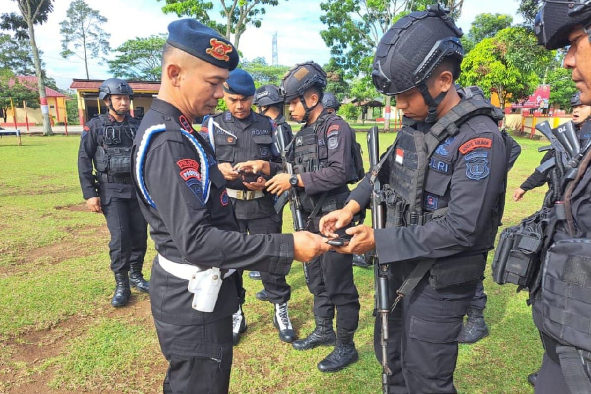 Brimob Polda Sumut periksa ponsel  personel cegah judi daring