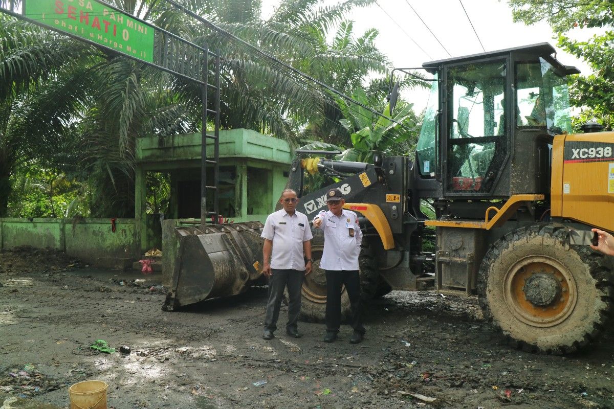 DLH Kotim bersihkan tumpukan di depo sampah