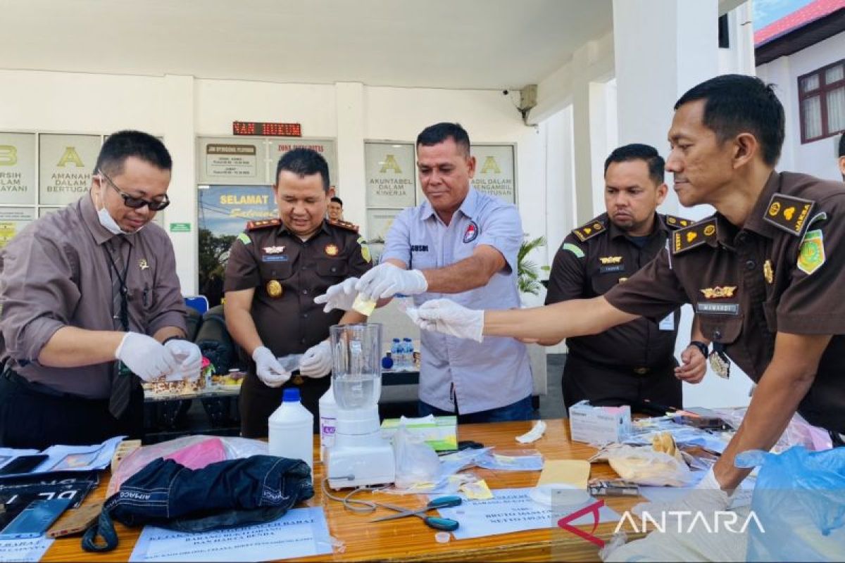 Kejari Aceh Barat musnahkan 15,6 kg ganja dan 149 gram sabu