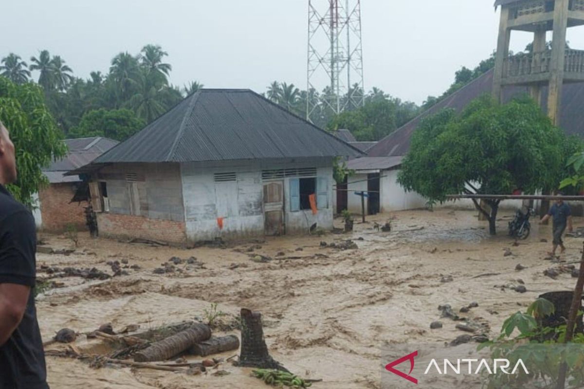 Banjir bandang di Tapsel: 30 rumah rusak, 700 warga mengungsi, 10 luka ringan