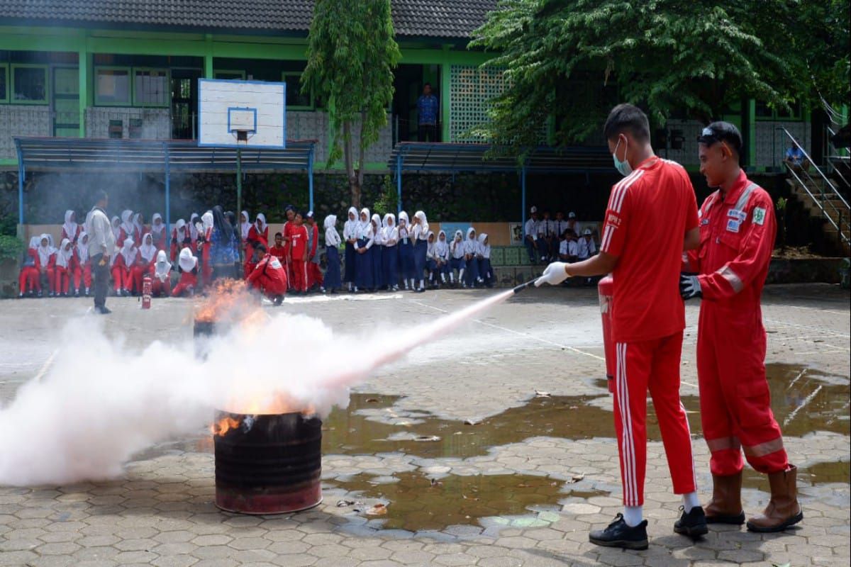 PLTU Batang edukasi siswa tanggap darurat kebakaran