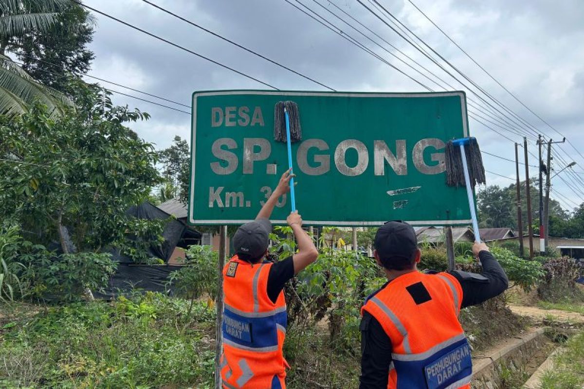 BPTD Babel bersihkan rambu lalu lintas guna tingkatkan keselamatan pengguna jalan