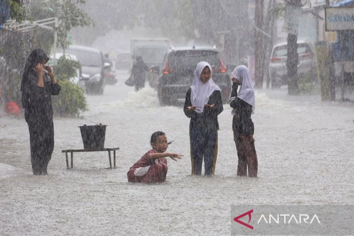 Delapan kecamatan di Tanah laut di landa hujan badai