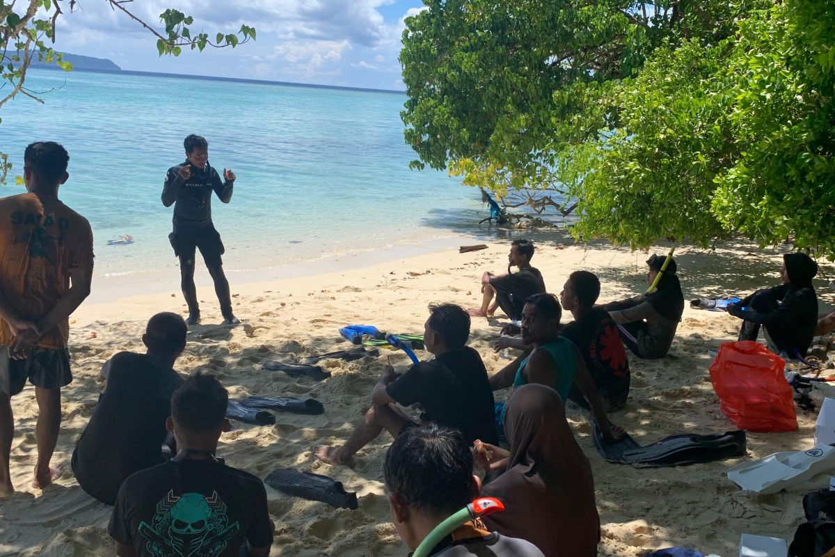 BKSDA Maluku latih pemandu TWA Pulau Pombo tingkatkan pemahaman konservasi