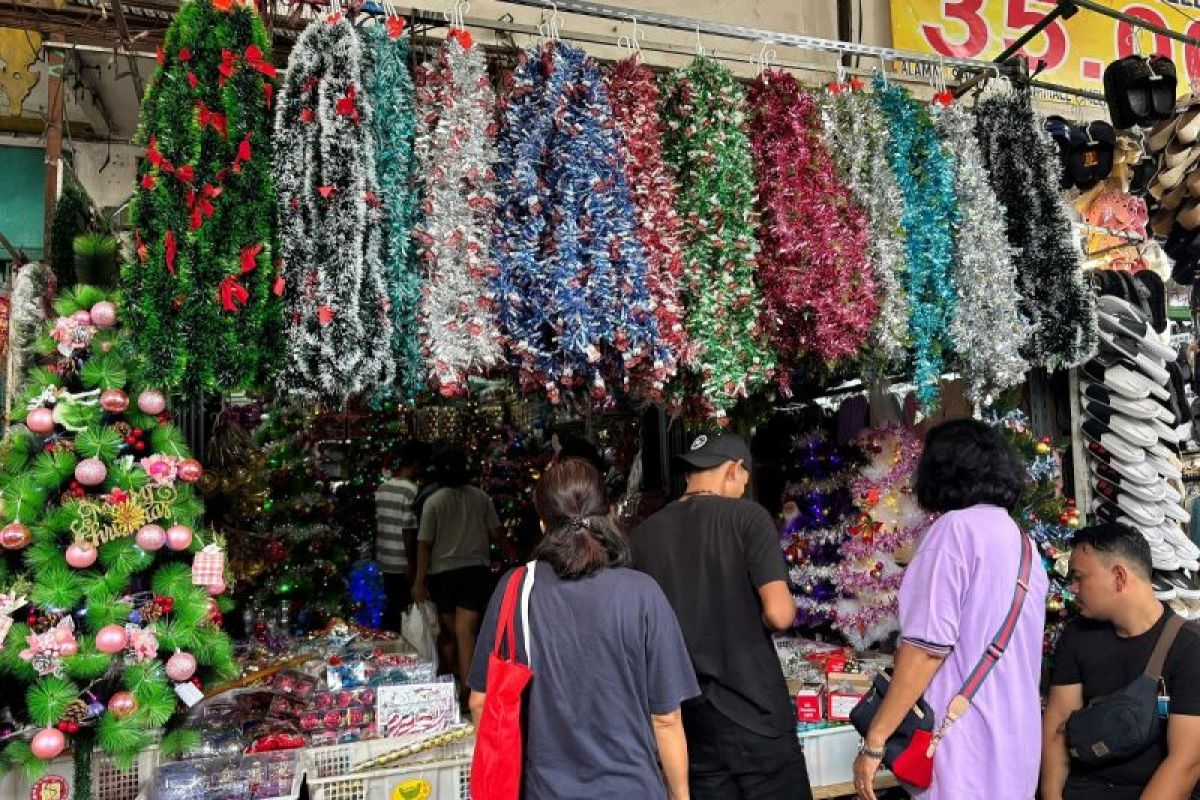 Pedagang pernak pernik Natal di Kota Medan dibanjiri pembeli