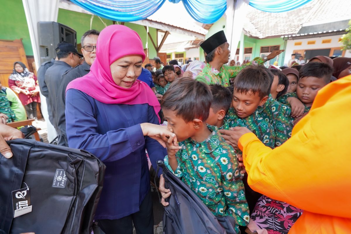 Cagub Jatim Khofifah salurkan bantuan untuk warga terdampak banjir Pasuruan