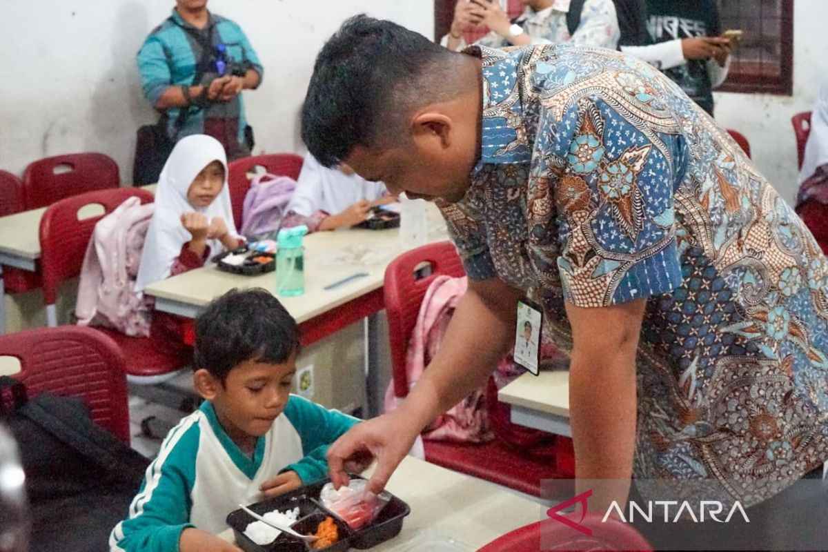 Pemkot Medan  uji coba makan bergizi gratis bagi siswa