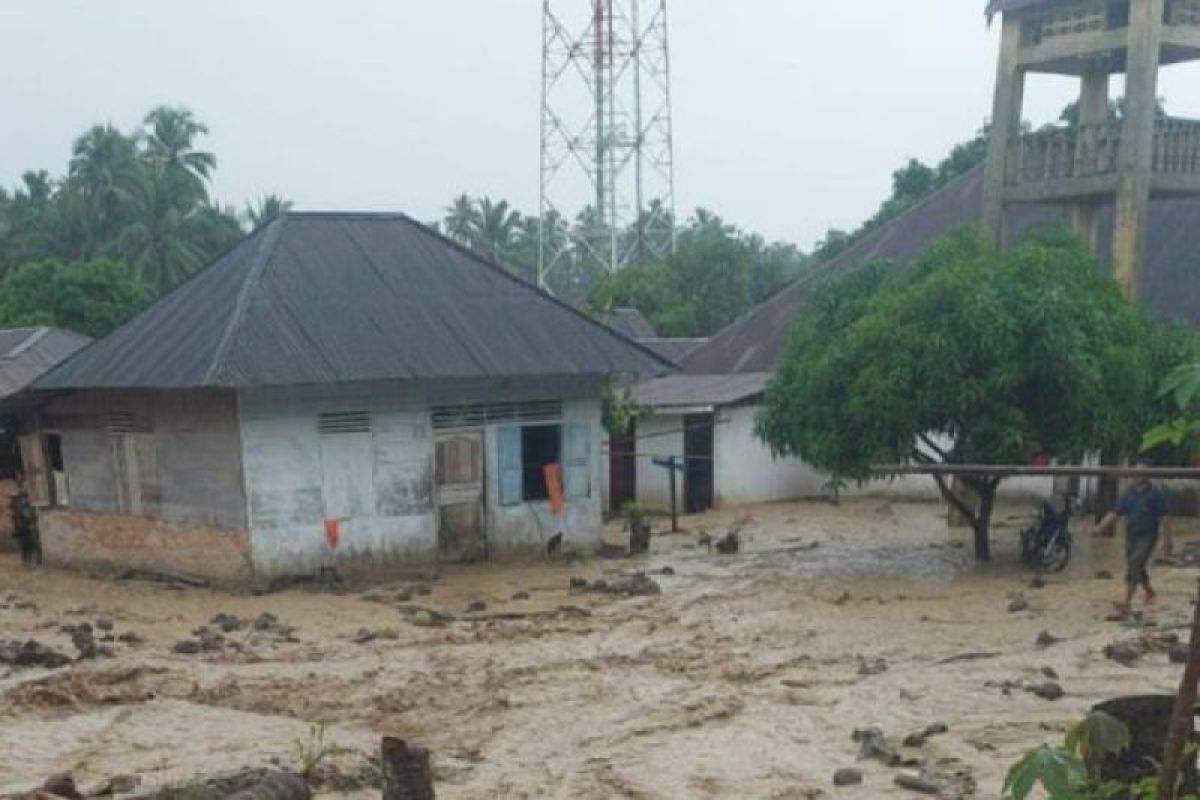 Pusdalops PB Sumut: 495 KK terdampak  banjir bandang di Tapsel