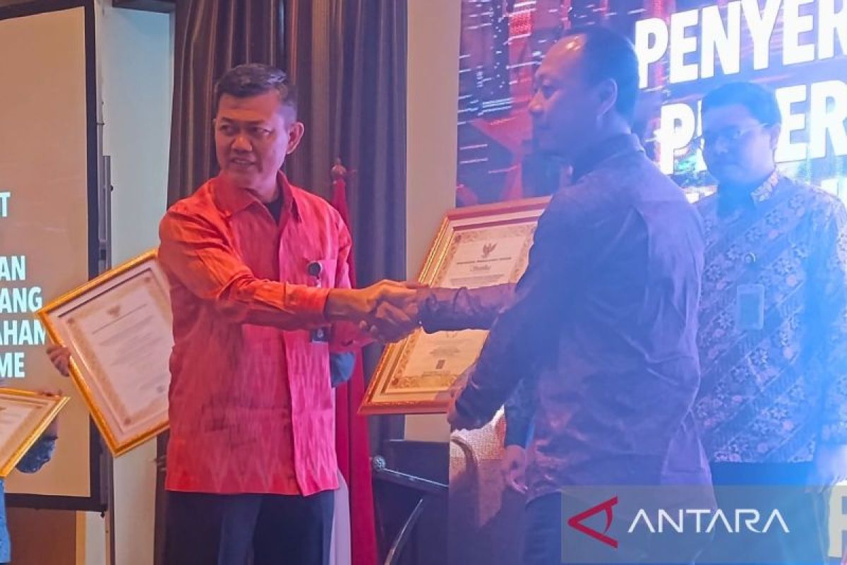 BNPT serahkan sertifikat penerapan pedoman perlindungan 16 objek vital