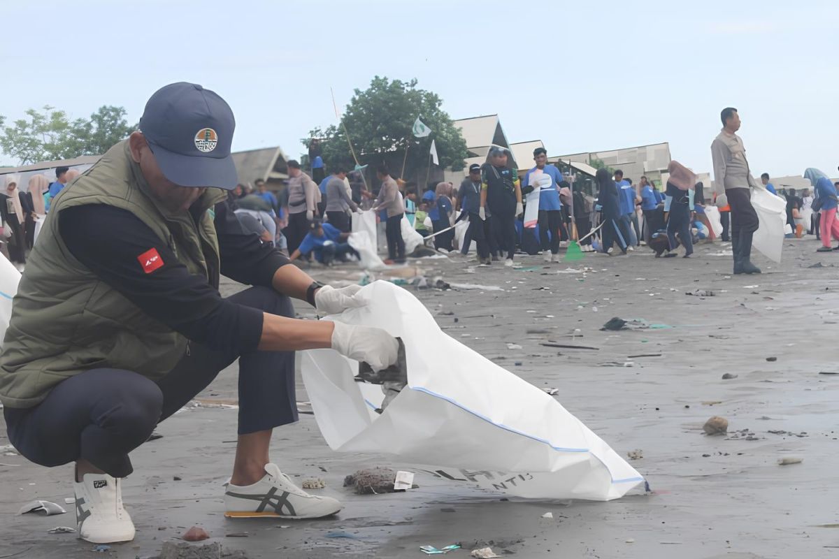 Sebanyak 10 ton sampah dibersihkan di Pantai Tanjung Luar Lombok Timur