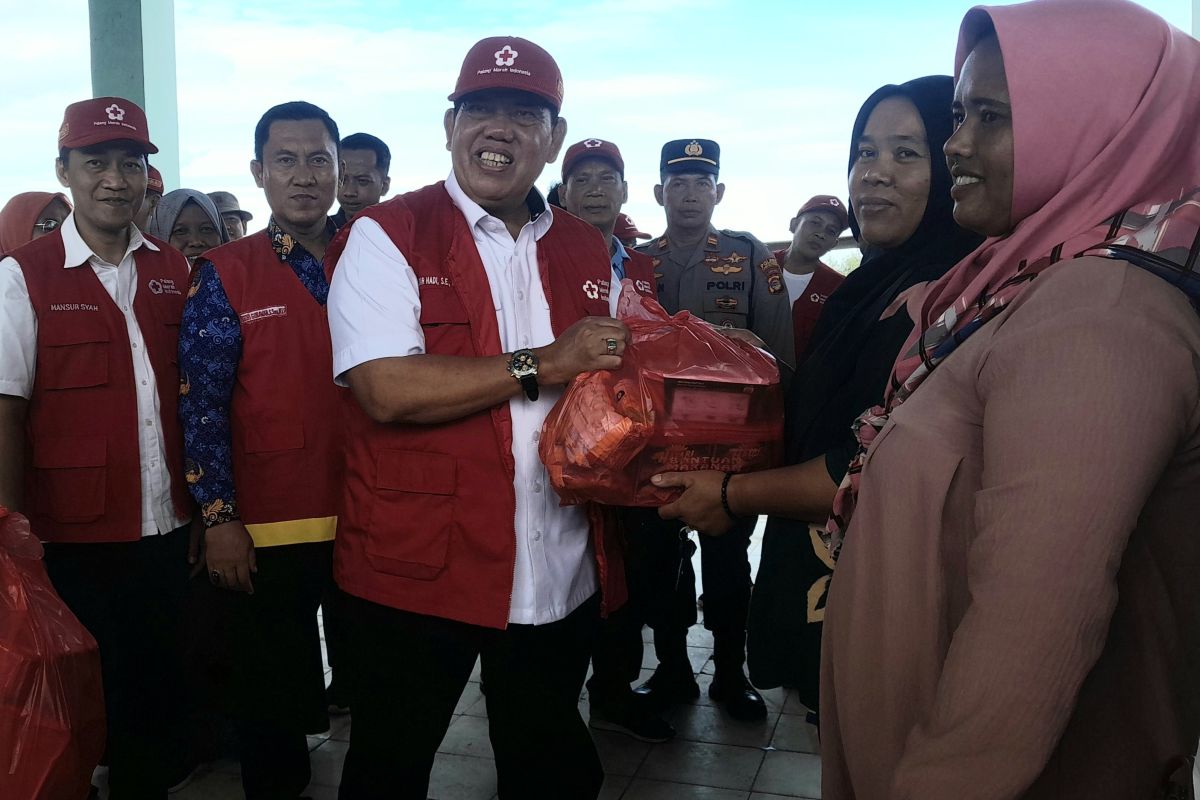 PMI Lampung Timur berikan bantuan sembako kepada warga terdampak banjir rob