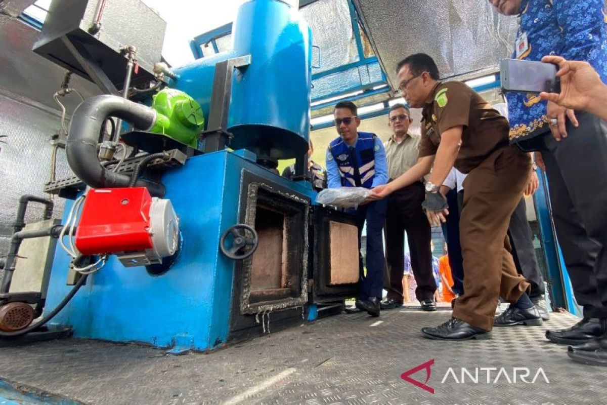 BNN Riau musnahkan 774 gram ganja yang akan dikirim ke Bandung