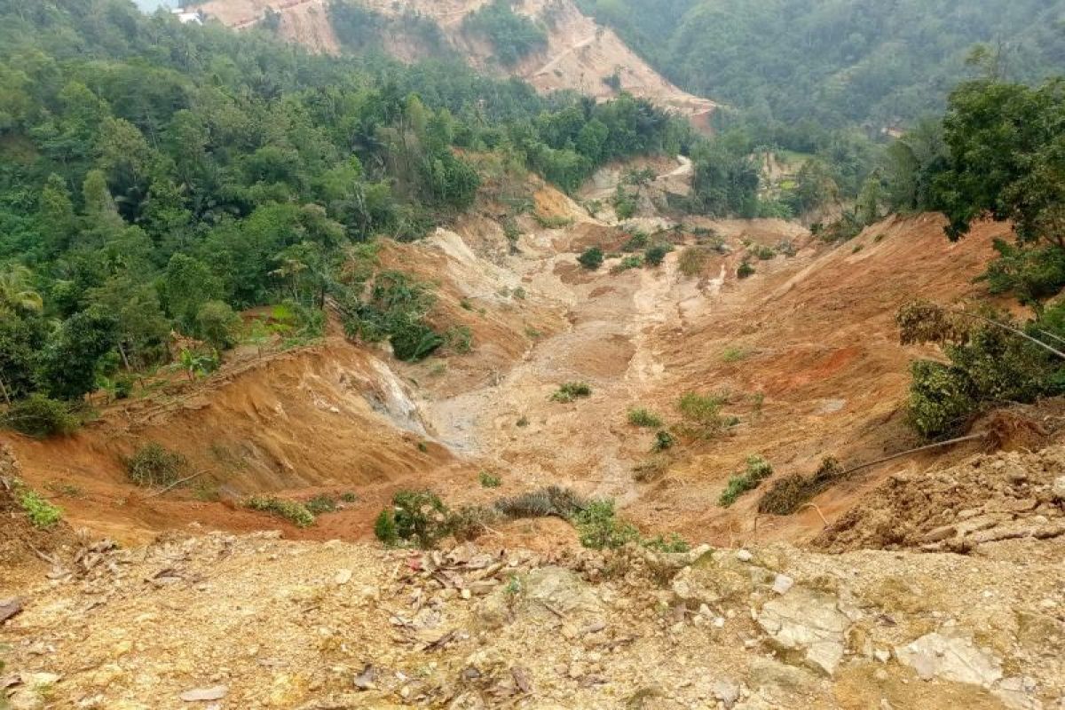 261 jiwa korban pergerakan tanah di Lebak masih mengungsi