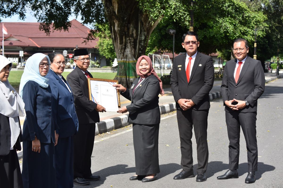 Pemkab Sleman meraih penghargaan kinerja layanan publik dari Ombudsman