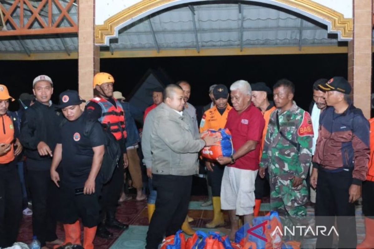 Bupati Tapsel tinjau pengungsi korban banjir di Tantom Angkola