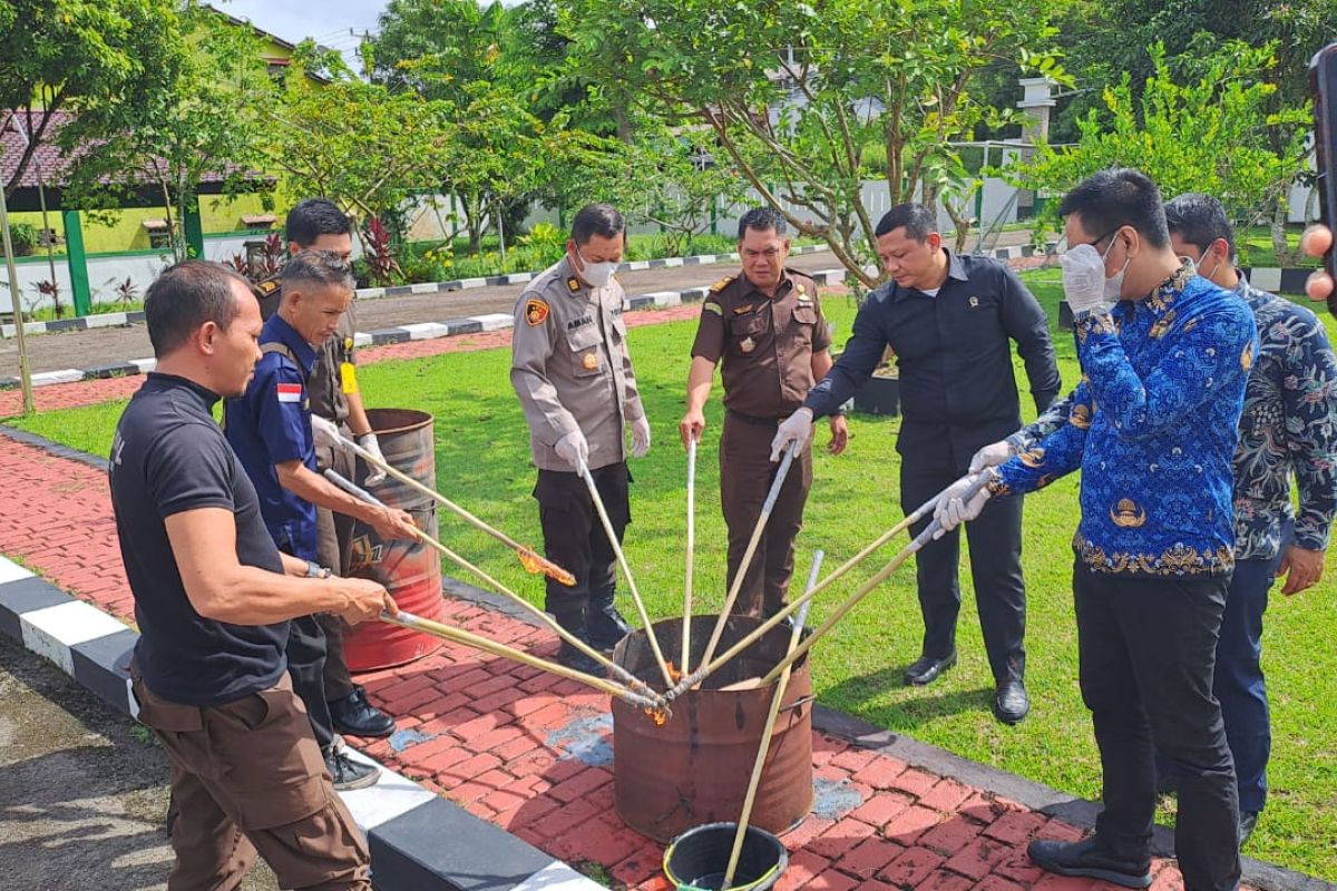 Kejaksaan Bengkayang Kalbar musnahkan 21 barang bukti perkara inkrah