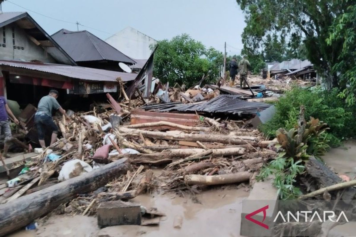 Ratusan warga mengungsi akibat banjir bandang di Tapanuli Selatan