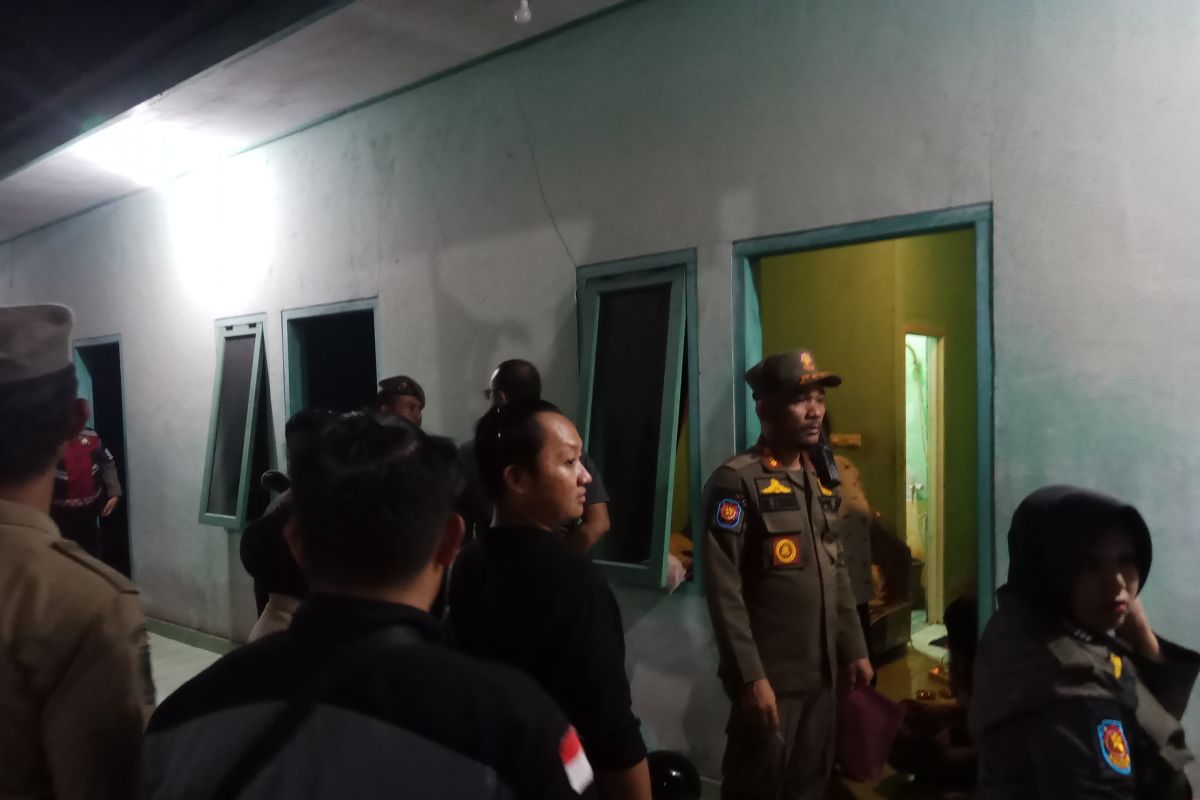 Satpol PP Belitung amankan dua pasangan tidak sah