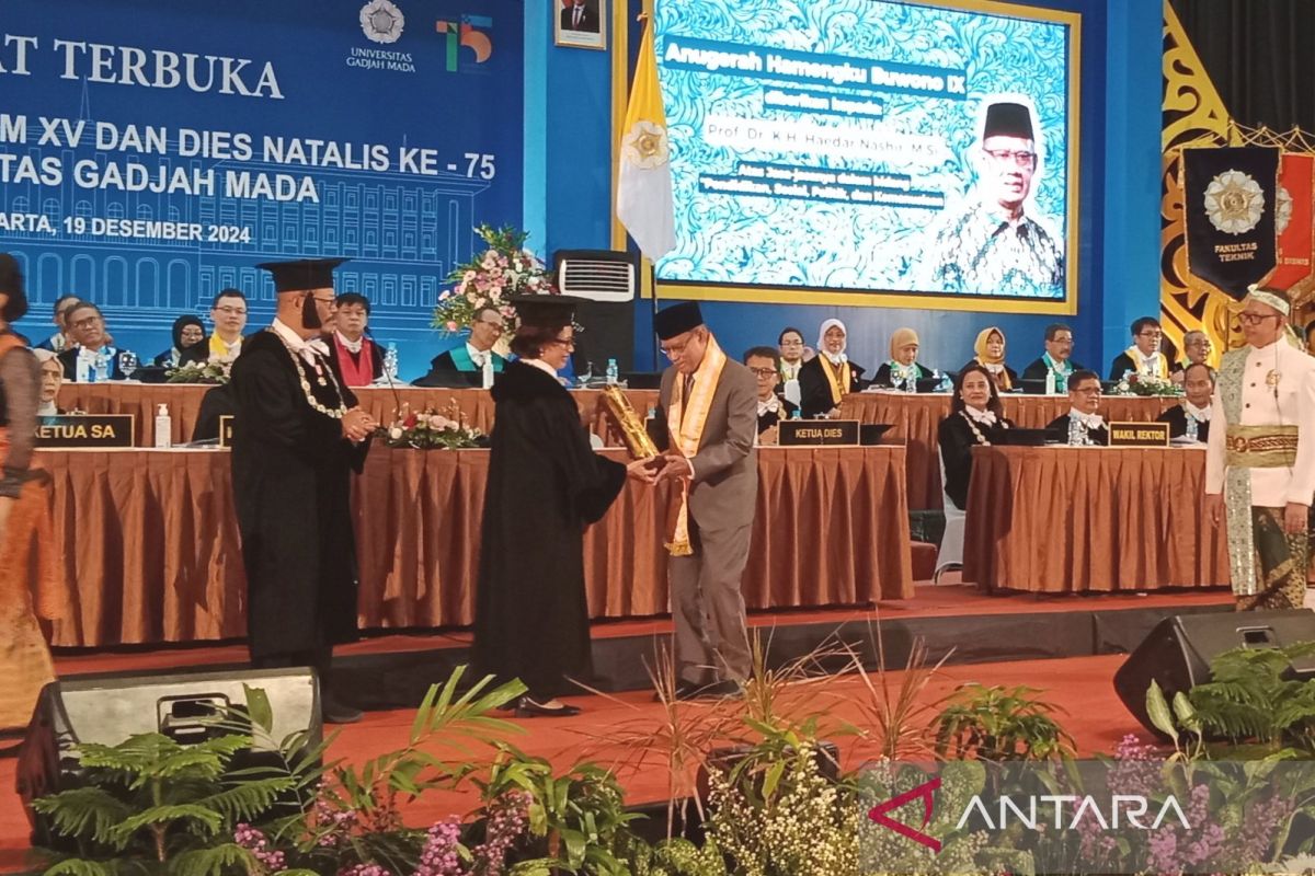 Haedar Nashir menerima anugerah Hamengku Buwono IX Award dari UGM