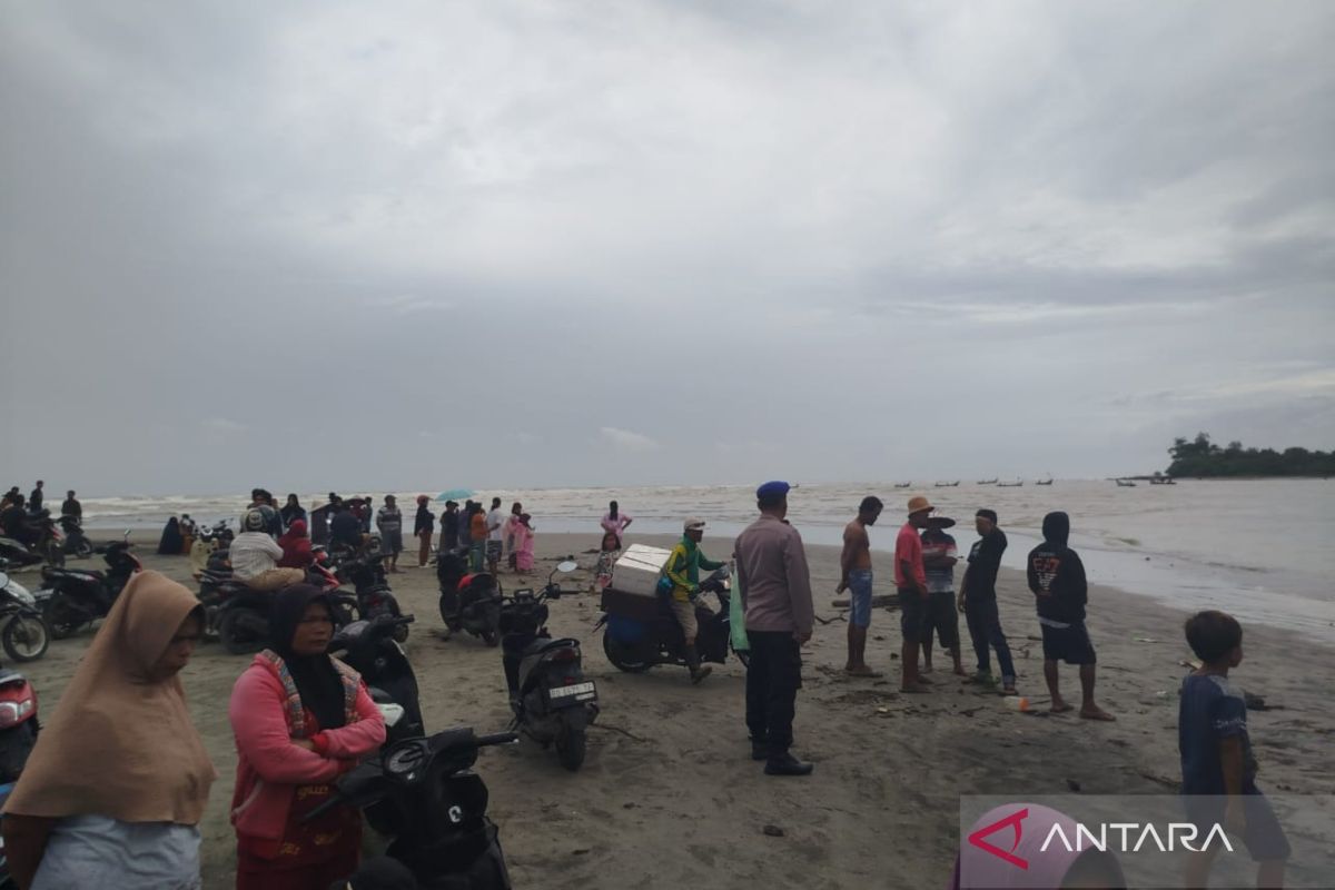 Ombak besar karamkan perahu di Pantai Indah Mukomuko, tiga nelayan selamat