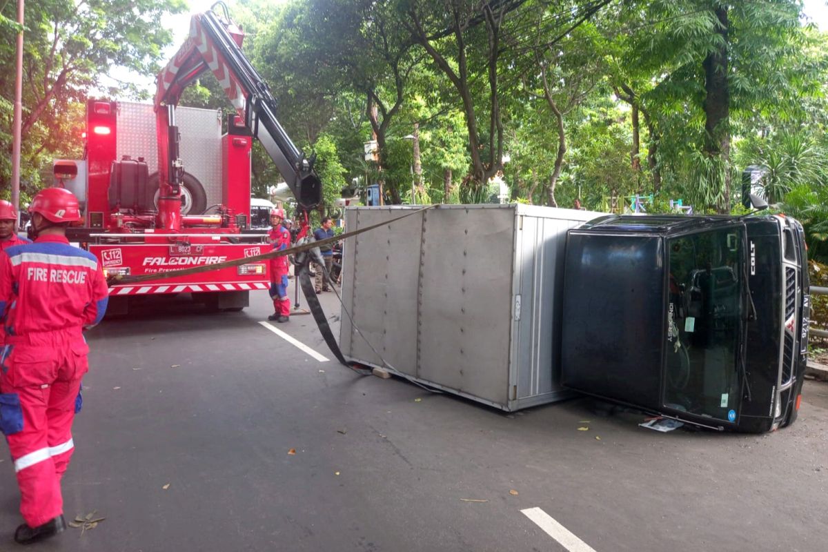 Mobil bak tertutup terguling di Surabaya, dua orang luka terluka