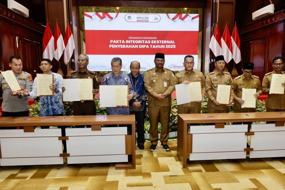 PJ Gubernur Aceh serahkan DIPA dan TKD 2025 sebesar Rp46,98 triliun