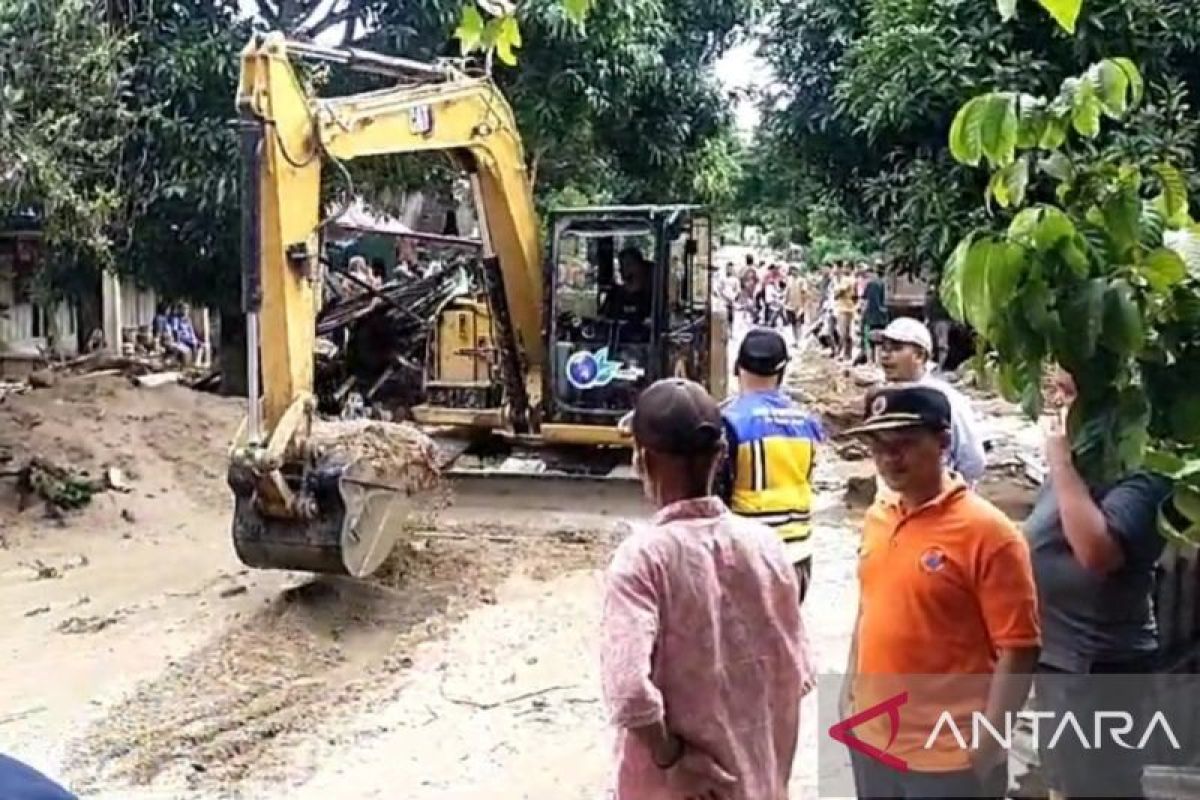 Alat berat BPBD Tapsel mulai evakuasi material banjir bandang