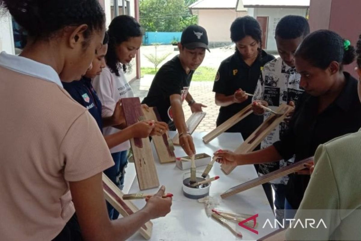 YPMK picu jiwa wirausaha pelajar Manokwari dengan seni kriya