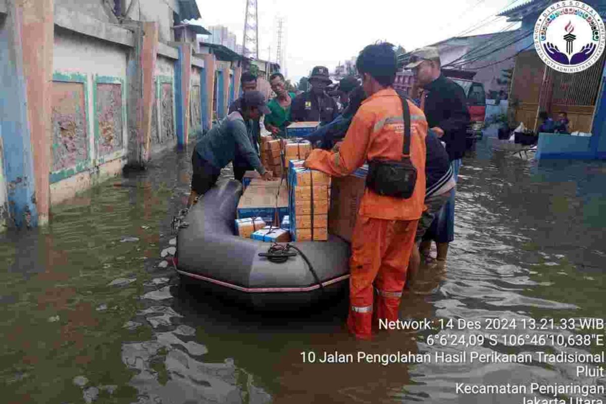 Pemprov DKI Jakarta salurkan 25.000 makanan siap saji untuk warga terdampak banjir