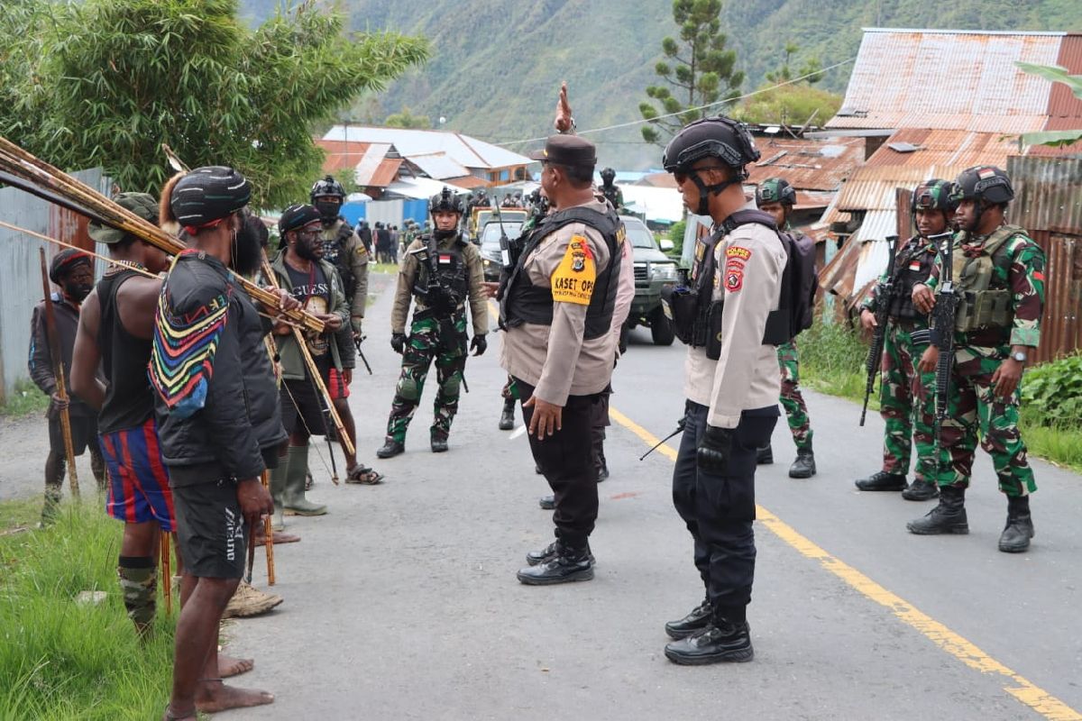 TNI-Polri patroli dialogis jaga keamanan di Puncak Jaya