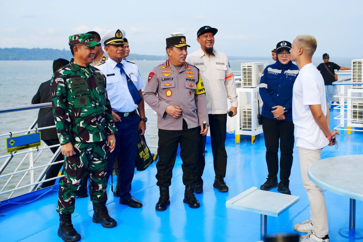 Kapolri tinjau kesiapan layanan Natal dan Tahun Baru di Tanjung Perak