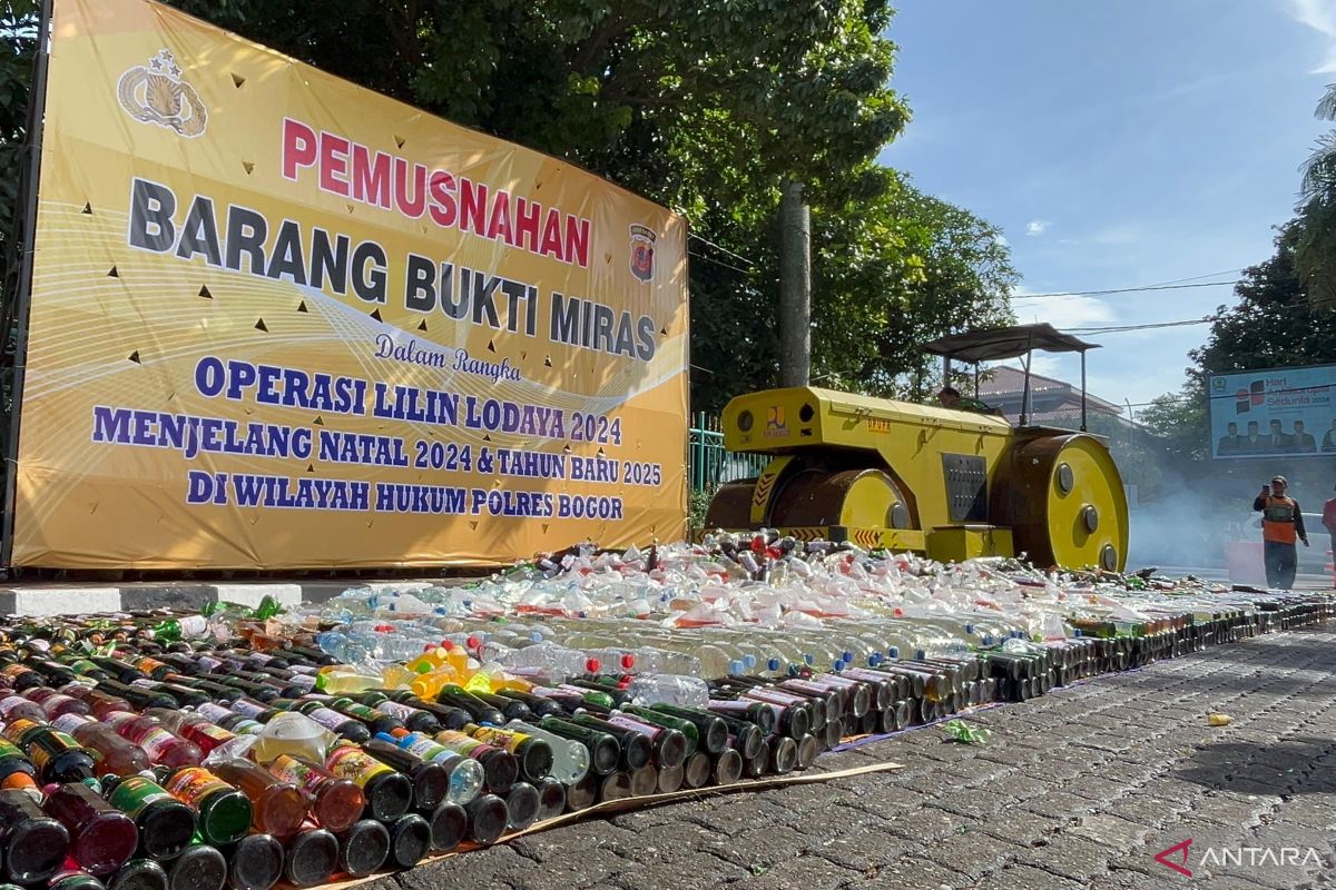 Forkopimda Bogor musnahkan 15 ribu botol miras jelang Natal dan Tahun Baru