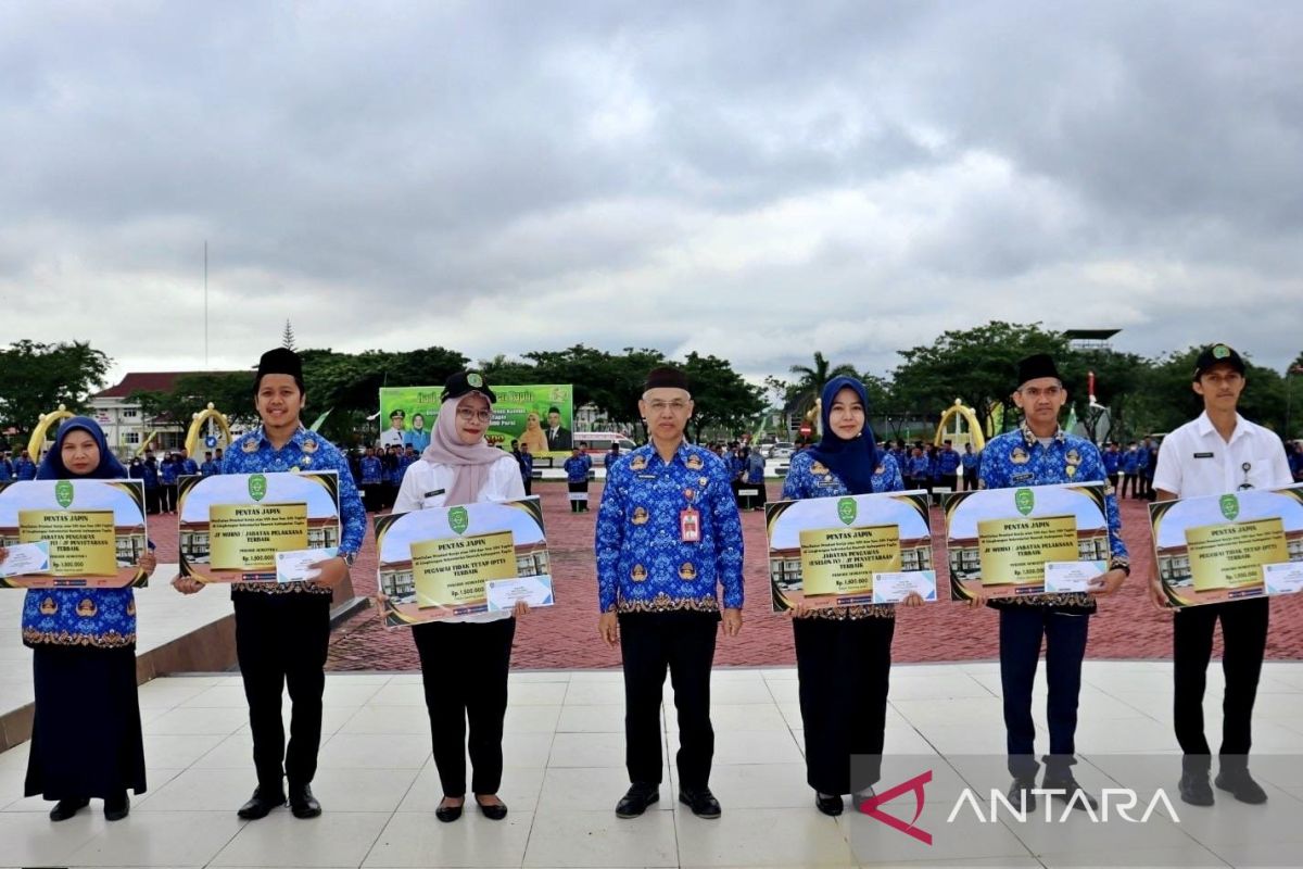 Pemkab Tapin berikan penghargaan kepada ASN dan SKPD berprestasi